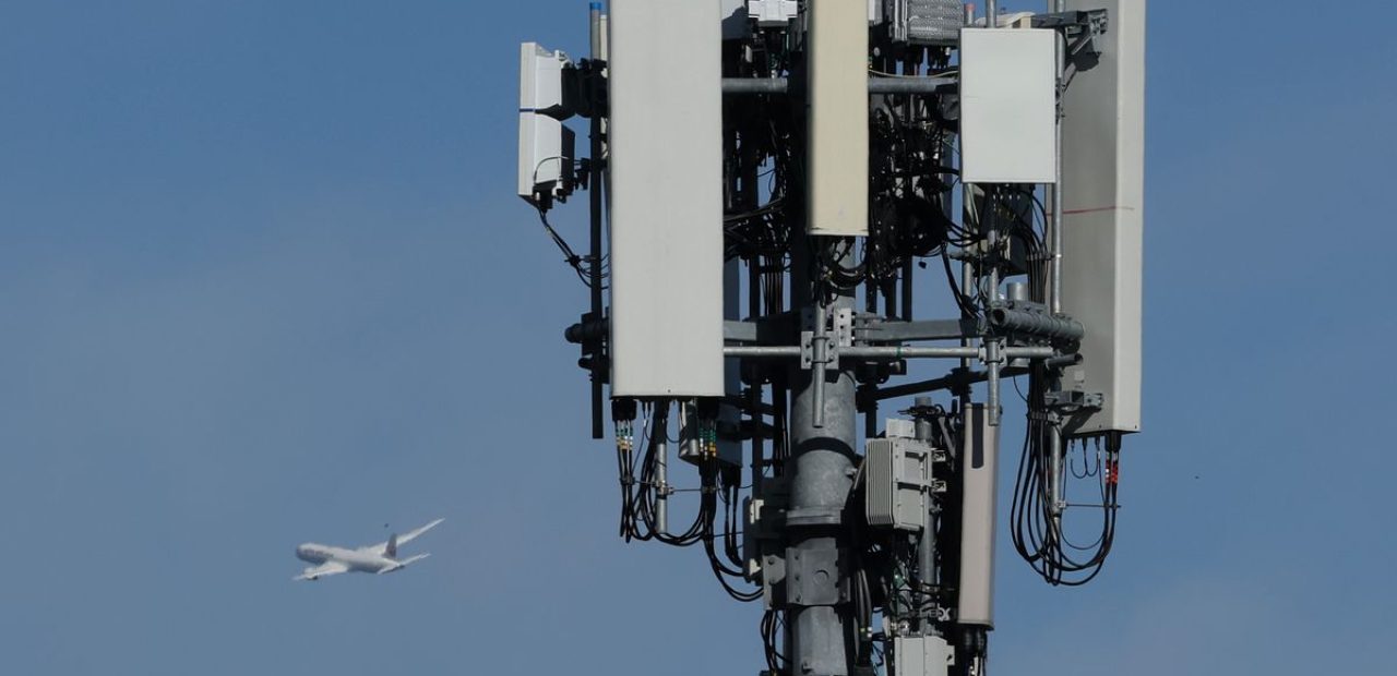 AT&T begins its 5G C-band rollout in eight US metro areas, including Austin and Chicago, after delaying rollouts around airports due to safety concerns (Emma Roth/The Verge)