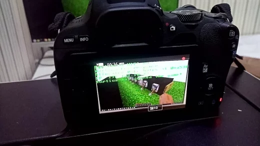 Programmer Got a Minecraft Server Running On His Canon DSLR